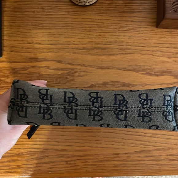 Dooney and Bourke cross body bag - Picture 3 of 8